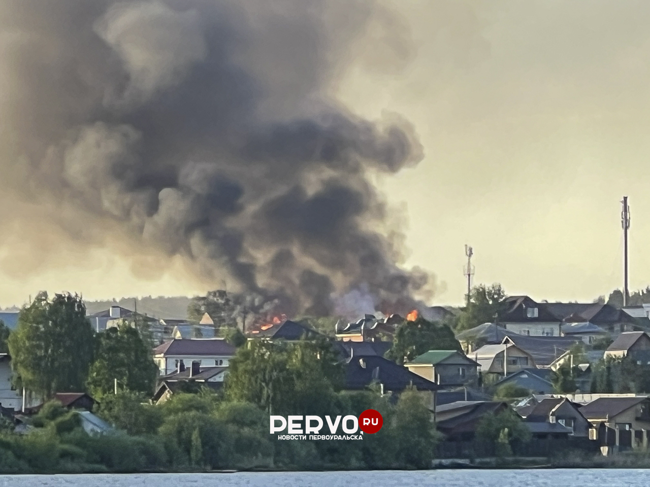 В Первоуральске горят дома в частном секторе