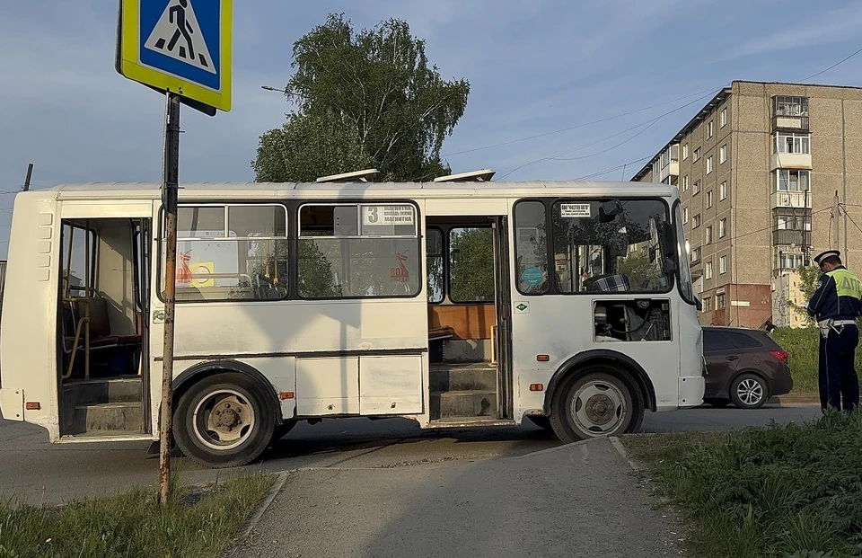 В Первоуральске рейсовый автобус врезался в питбайк