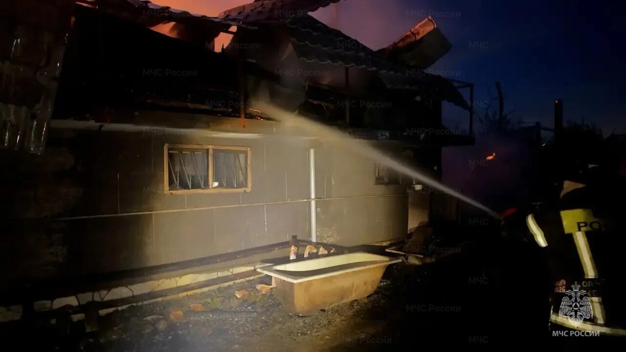 На улице Заречной сгорел частный дом, баня площадью 359 кв. метров