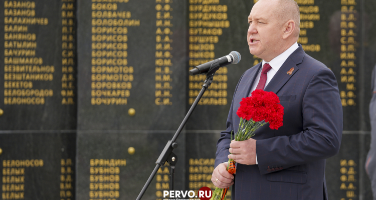 От имени Первоуральского новотрубного завода поздравляю вас с Днем Великой Победы!