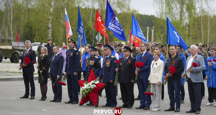 У Мемориала славы в День Победы возложили цветы