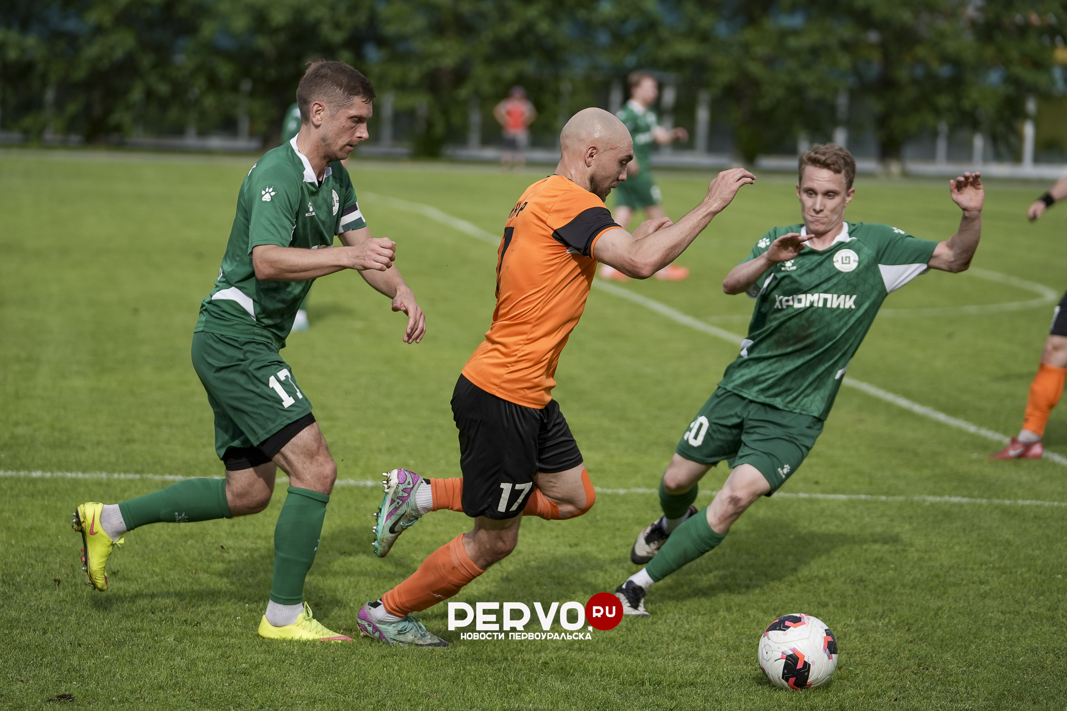 Ничья в первоуральском дерби: ФК «Динур» 1:1 ФК «Хромпик». Фотографии
