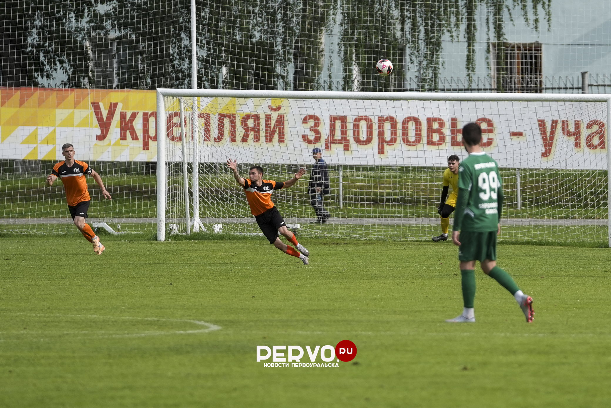 Ничья в первоуральском дерби: ФК «Динур» 1:1 ФК «Хромпик». Фотографии