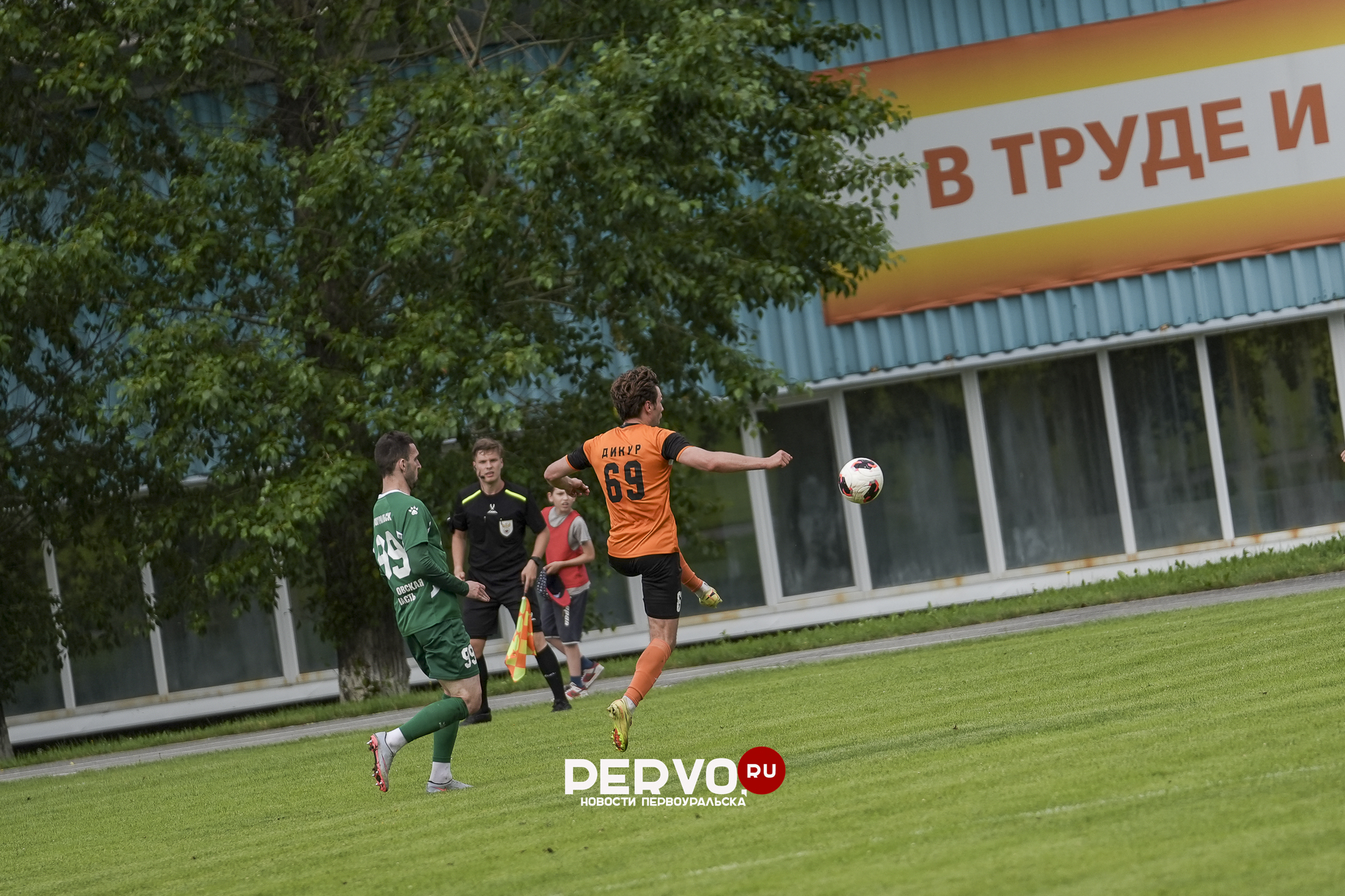 Ничья в первоуральском дерби: ФК «Динур» 1:1 ФК «Хромпик». Фотографии