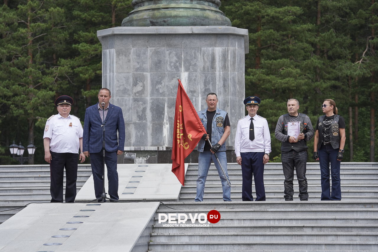 Жителям Первоуральска передали капсулу со священной землёй Брестской крепости-героя