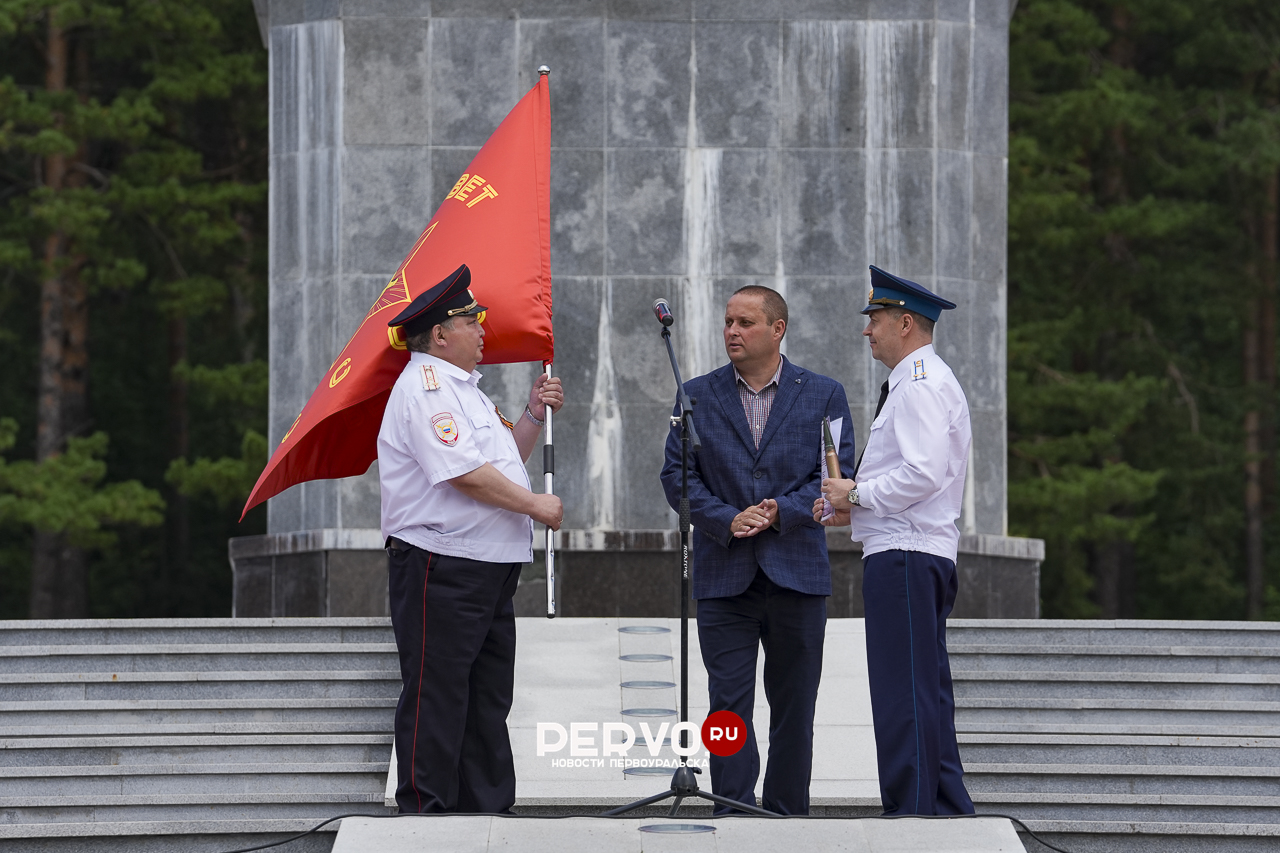 Первоуральцам передали знамя и капсулу со священной землёй Брестской крепости-героя