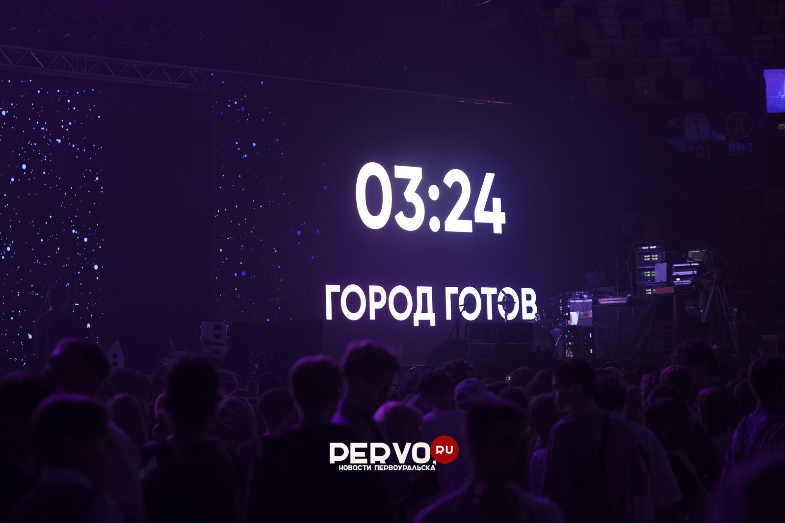 Вчера состоялся общегородской выпускной на УГМК‑Арене. Первоуральск представил Даниил Козлов