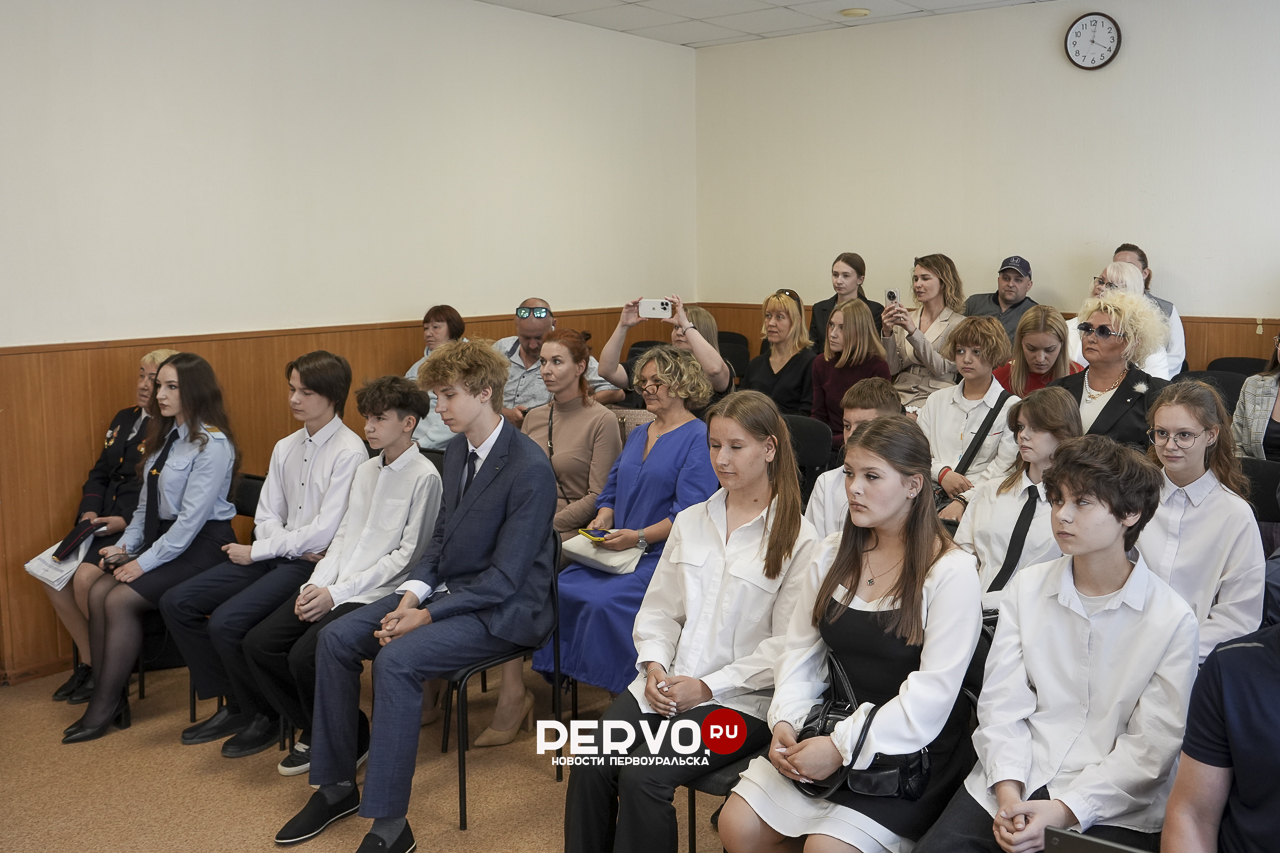 В администрации Первоуральска вручили паспорта юным гражданам России