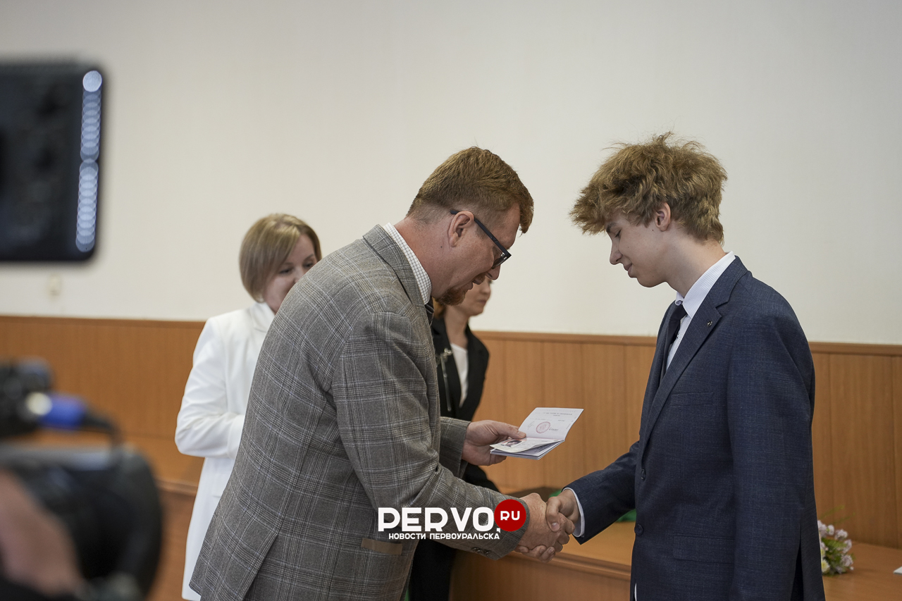 В администрации вручили паспорта юным гражданам России