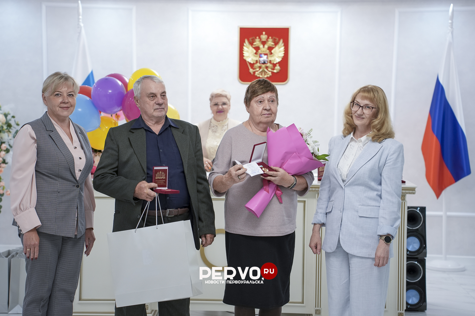 В ЗАГСе Первоуральска наградили многодетных матерей и юбиляров супружеской жизни