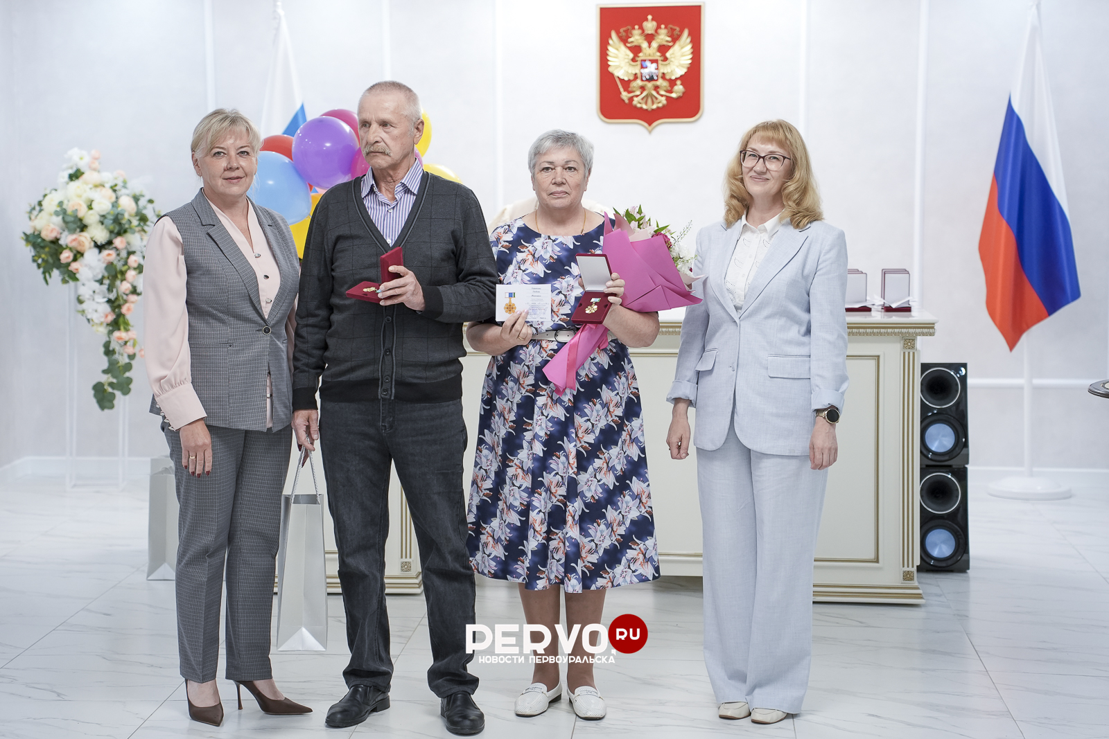В ЗАГСе Первоуральска наградили многодетных матерей и юбиляров супружеской жизни