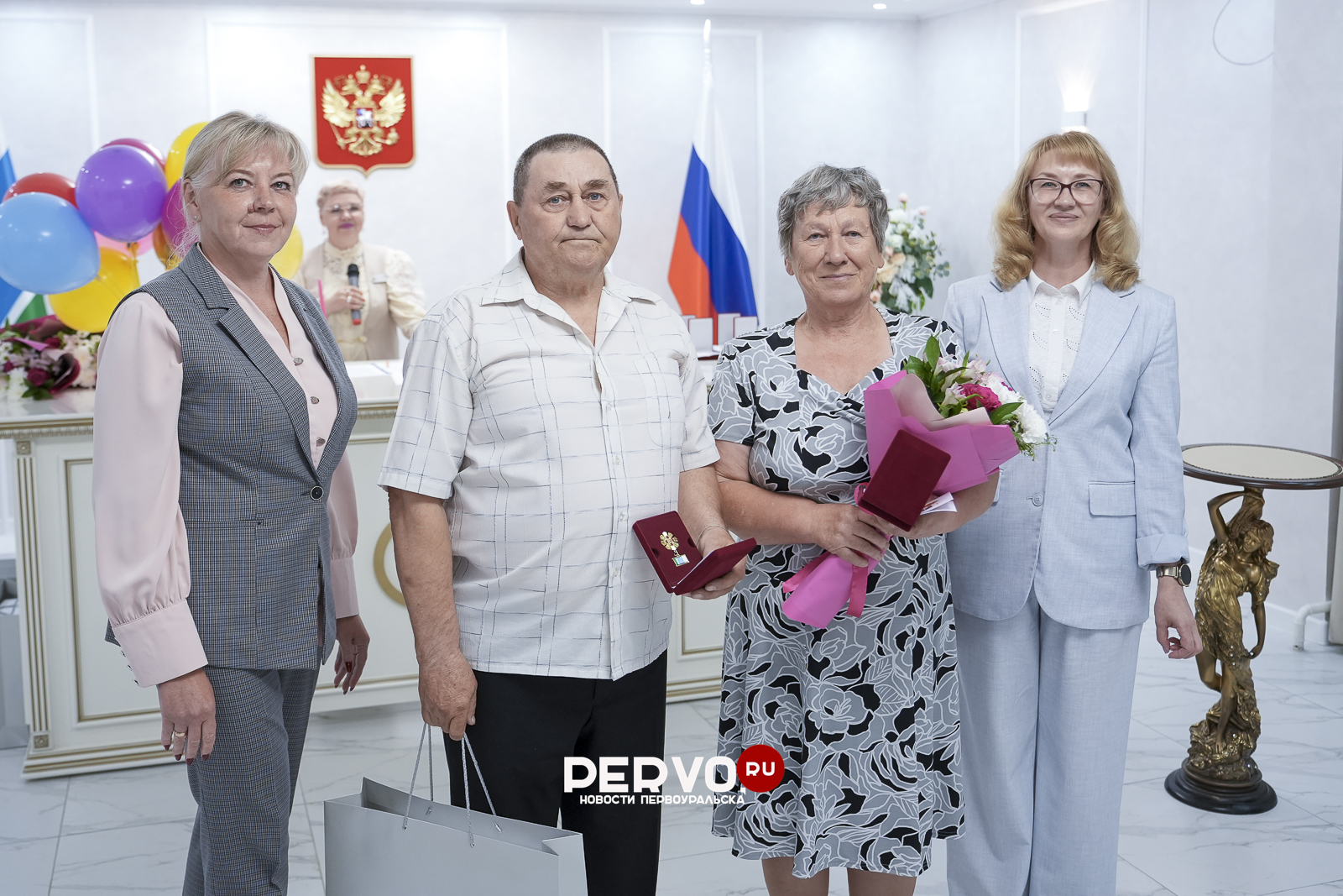 В ЗАГСе Первоуральска наградили многодетных матерей и юбиляров супружеской жизни