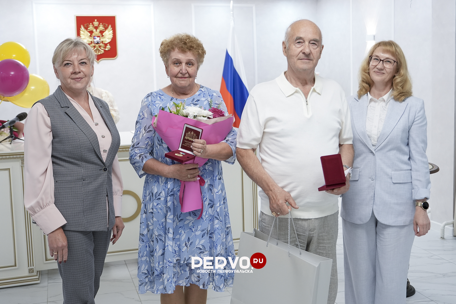 В ЗАГСе Первоуральска наградили многодетных матерей и юбиляров супружеской жизни