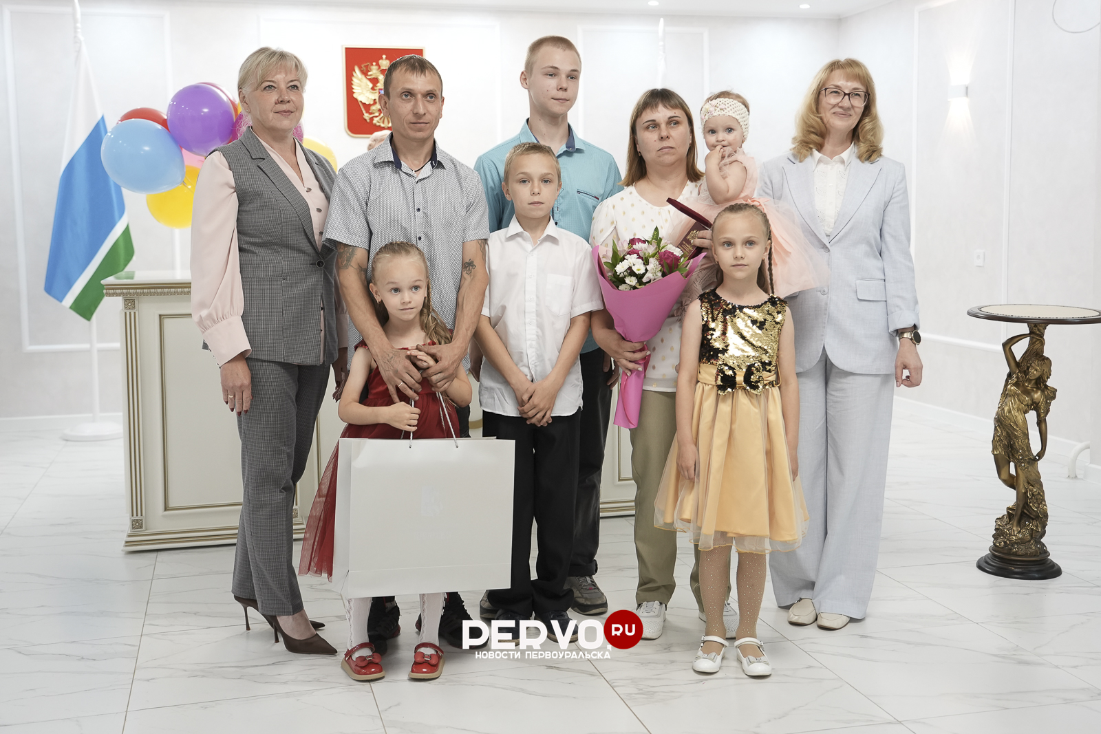 В ЗАГСе Первоуральска наградили многодетных матерей и юбиляров супружеской жизни
