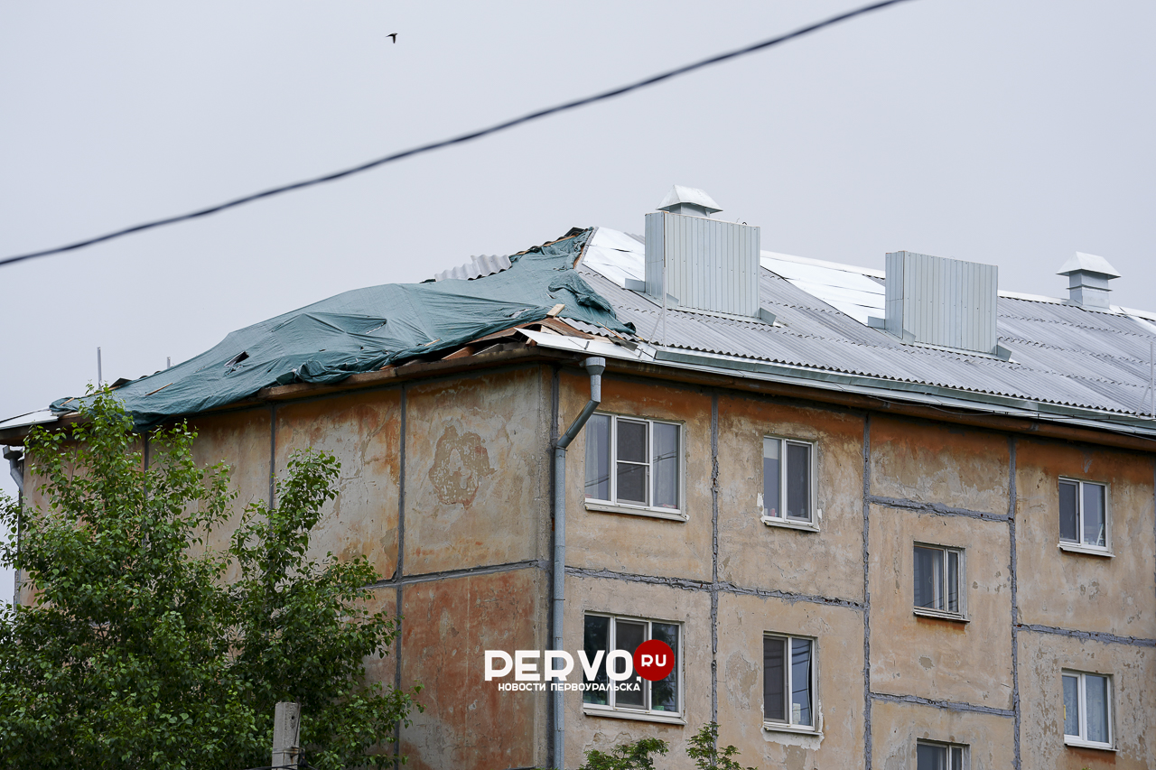 Дождь во время капитального ремонта крыши залил квартиры