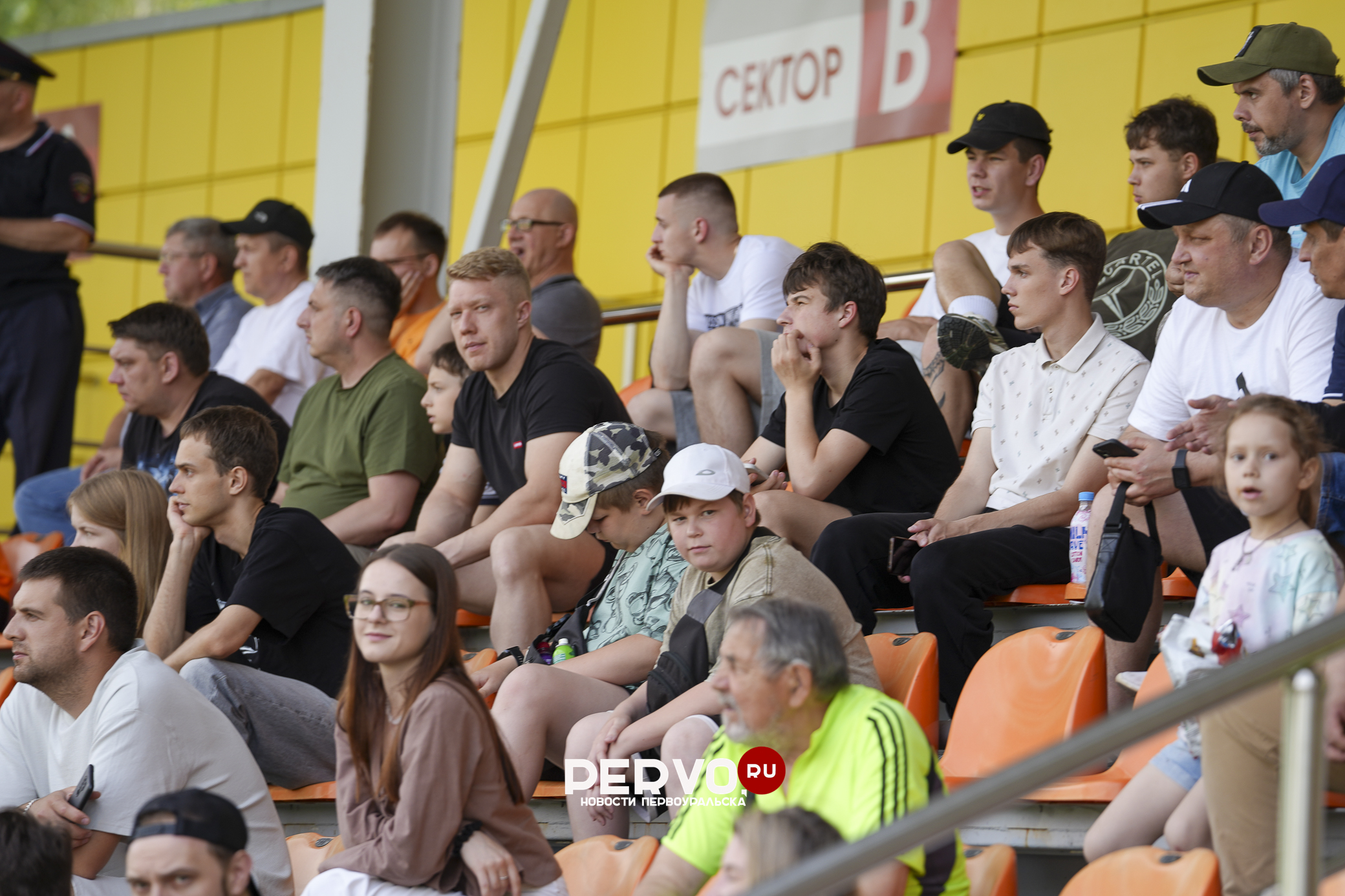 Ничья в первоуральском дерби: ФК «Динур» 1:1 ФК «Хромпик». Фотографии
