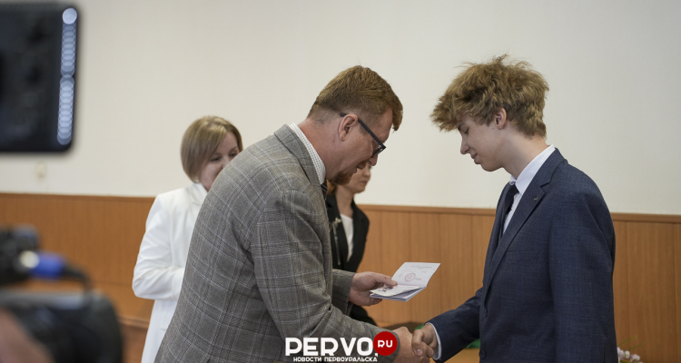 В администрации вручили паспорта юным гражданам России