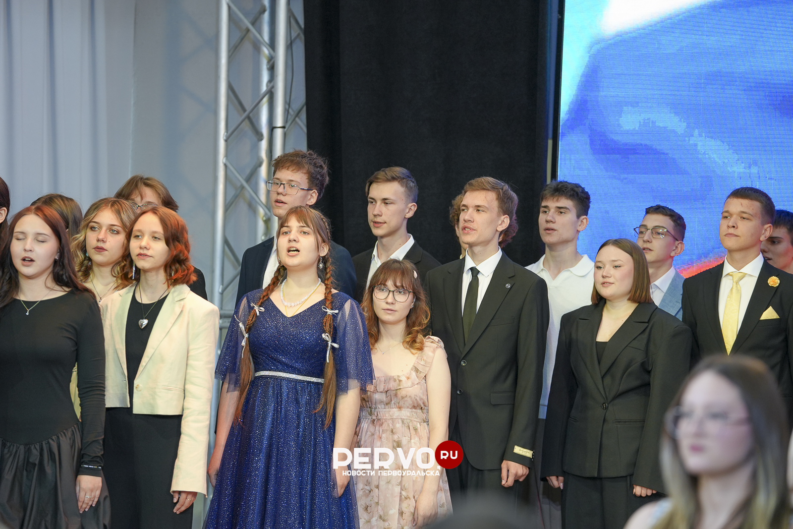 83 одиннадцатиклассника из Первоуральска получили медали «За особые успехи в учении»