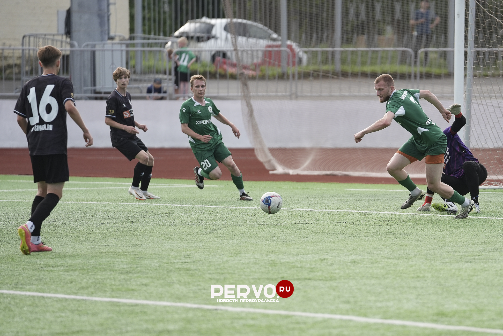 Первоуральск: ФК «Хромпик» переиграл ФК «Синара». Фотография