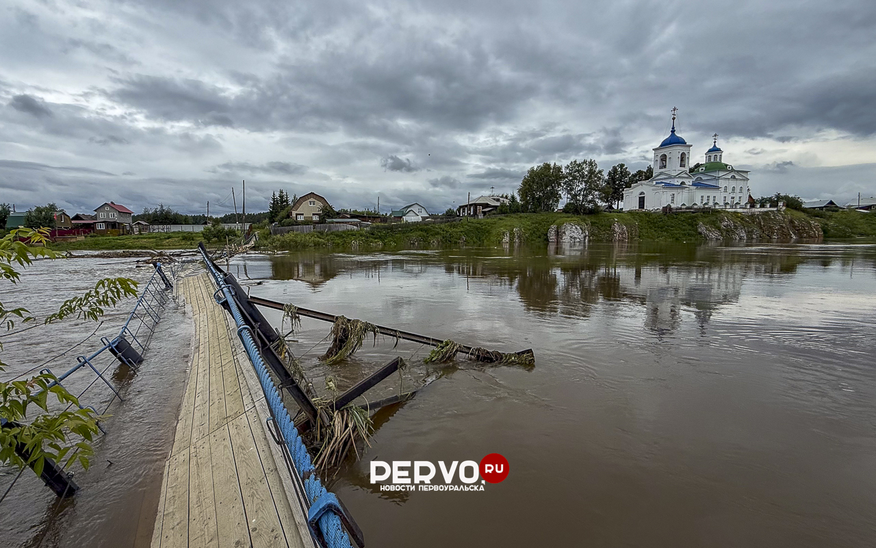 В деревне Слобода смыло подвесной мост