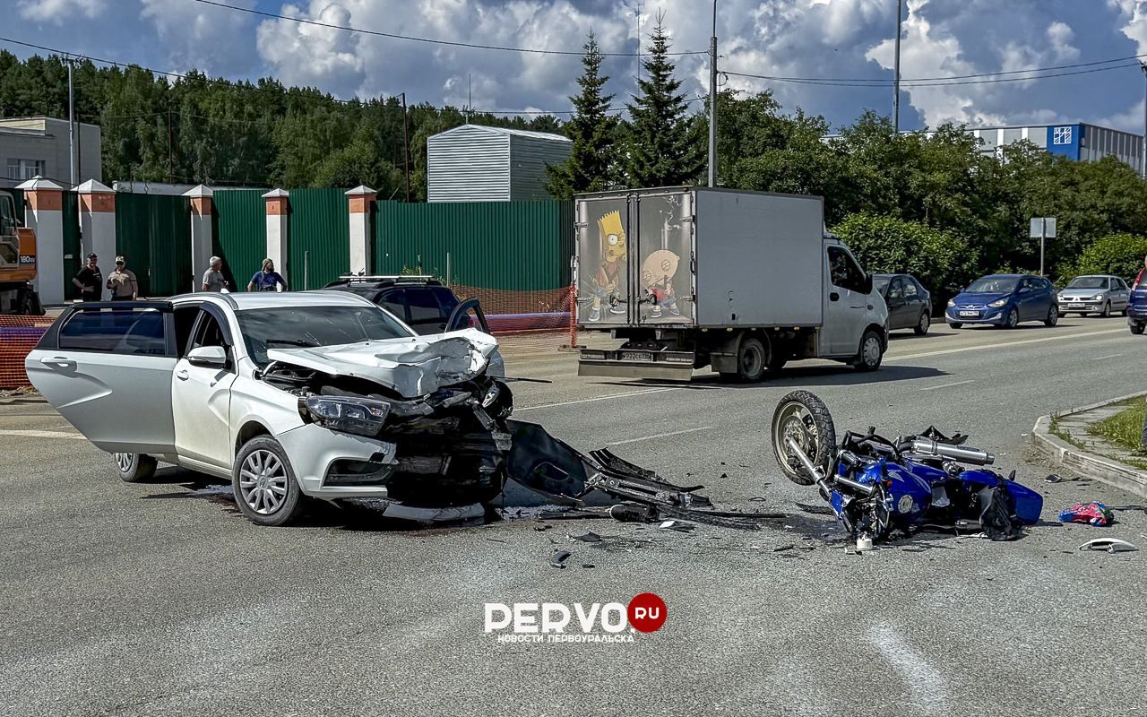 Мотоциклист впечатался в легковую