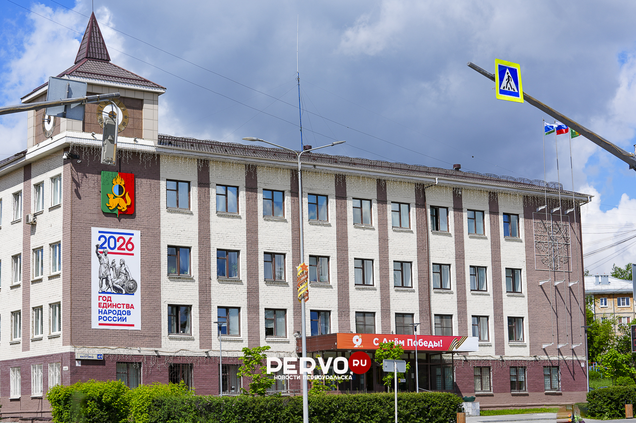Зарплаты чиновникам повысят с 1 октября