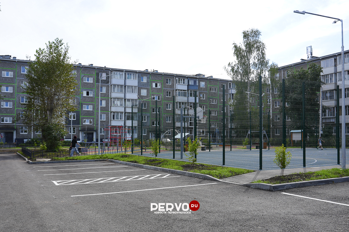 В Первоуральске на улице Химиков и Комсомольская благоустроили двор