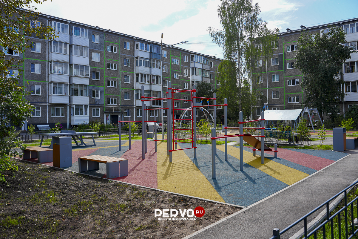 В Первоуральске на улице Химиков и Комсомольская благоустроили двор