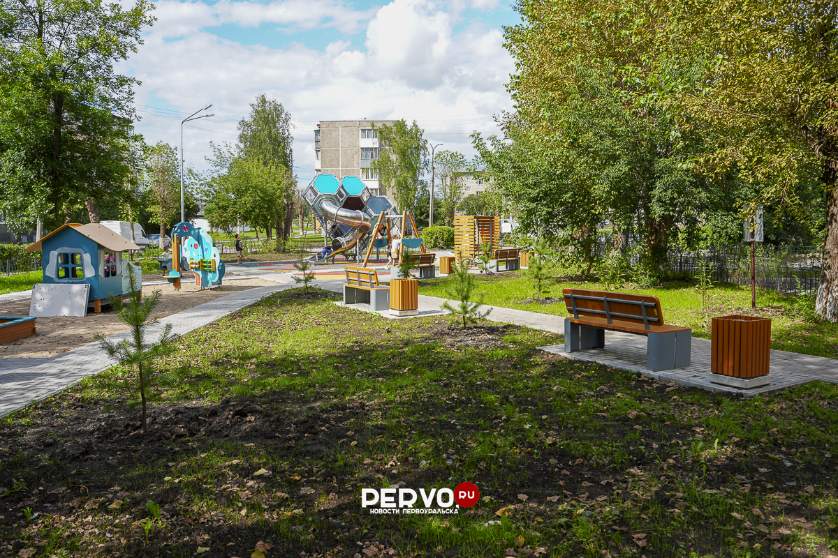В Первоуральске на улице Химиков и Комсомольская благоустроили двор
