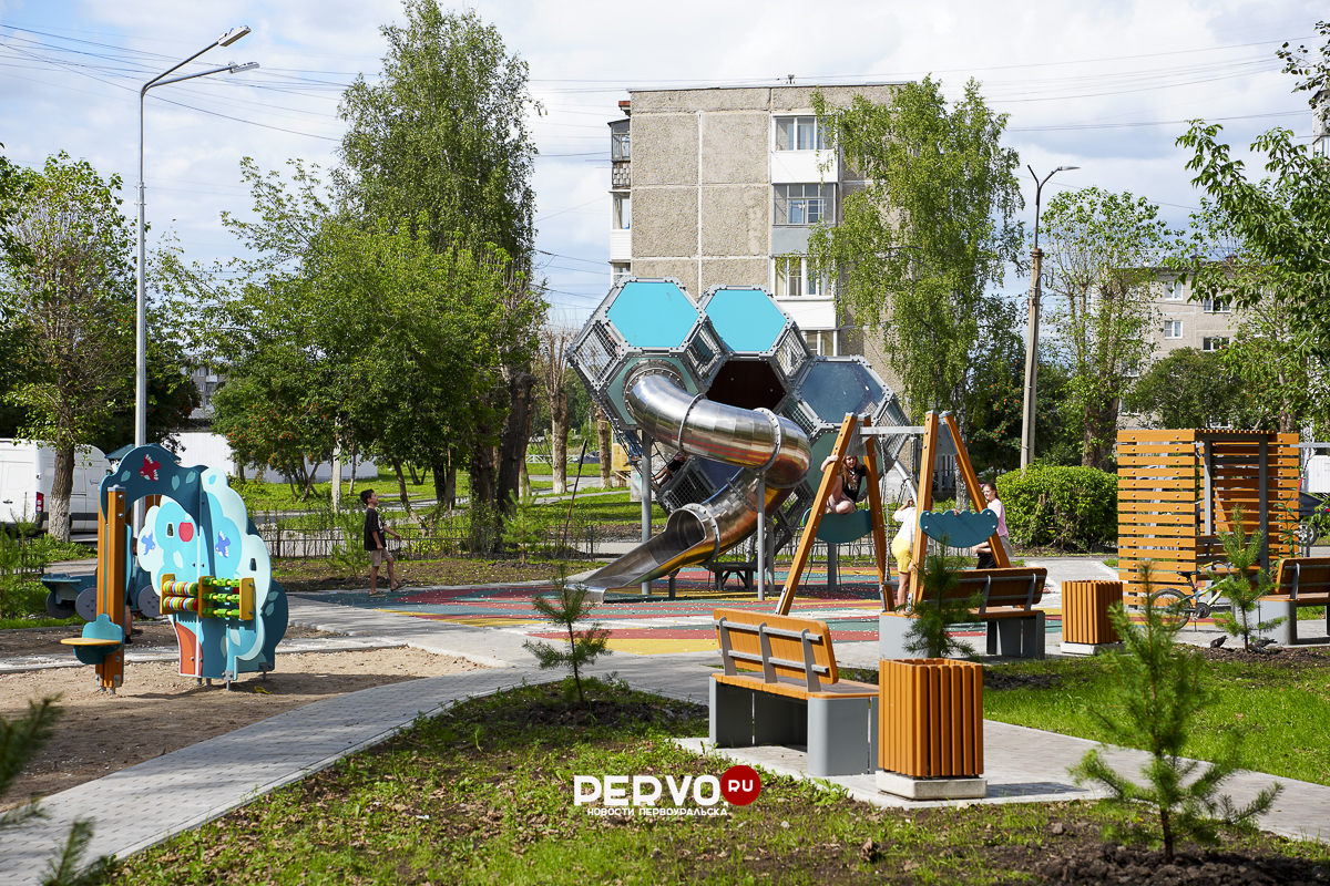 В Первоуральске на улице Химиков и Комсомольская благоустроили двор