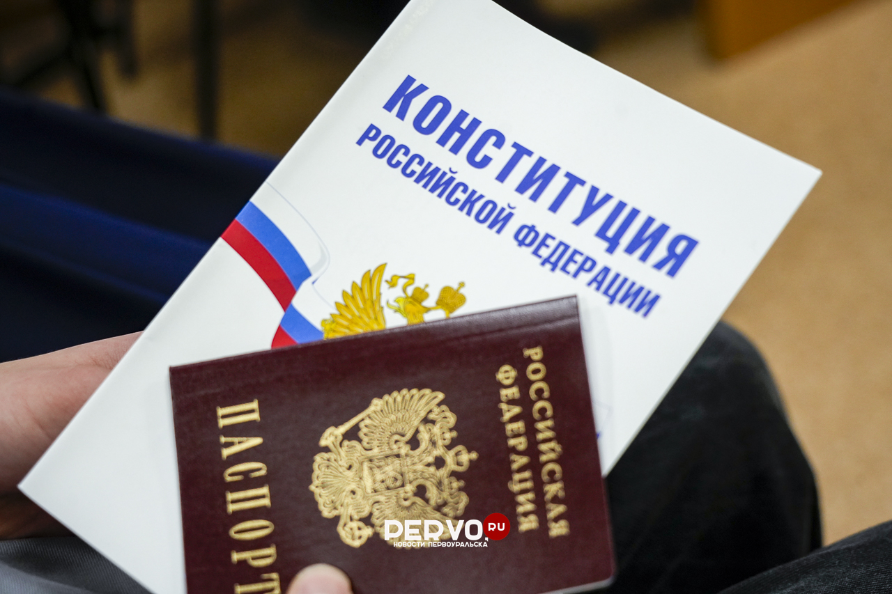 В администрации вручили паспорта юным гражданам России