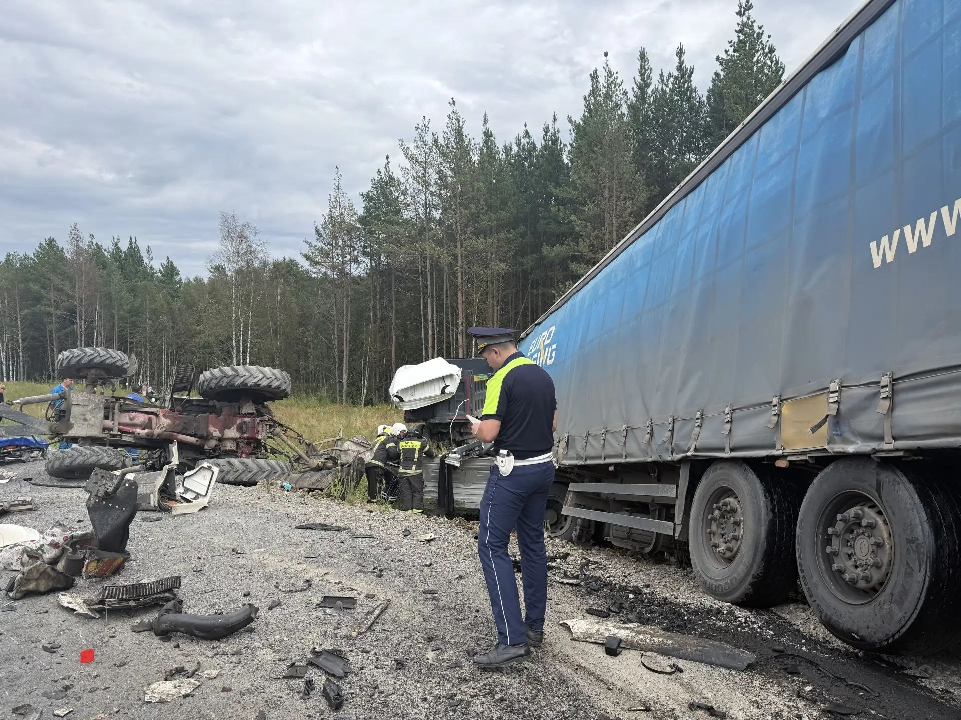 В массовом ДТП грузовиков и трактора на трассе М-12 погиб водитель