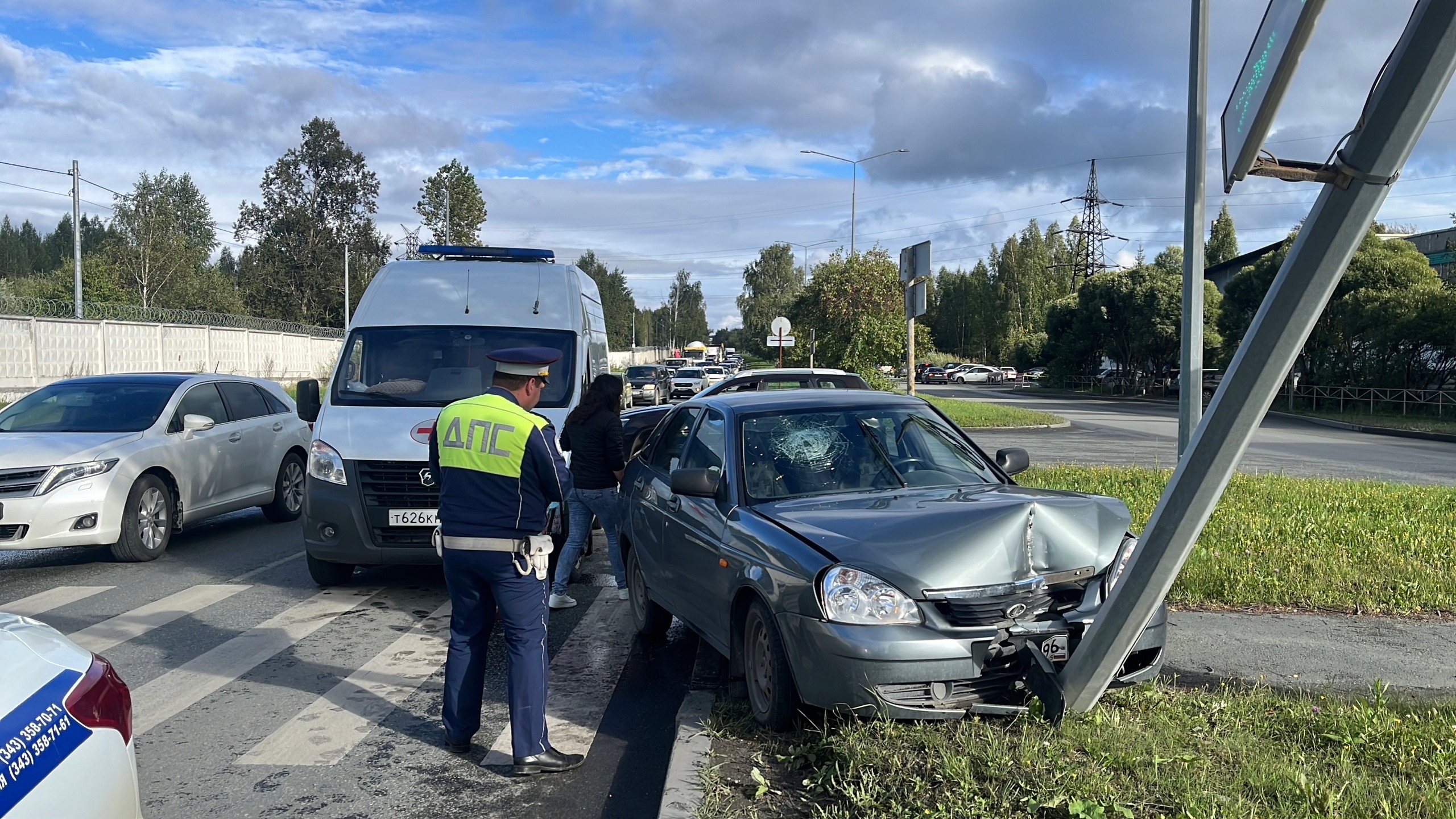 В Первоуральске пожилой водитель снёс светофор