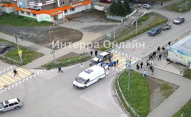 На пешеходном переходе сбили молодого человека. Видео